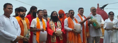 लक्ष्मण टीला पर बिठूर के गंगाजल से जलाभिषेक, पुलिस रोक के बावजूद संगठन अडिग Ritual bathing of the deity at Lakshman Tila with Ganga water from Bithoor; organization remains steadfast despite police restrictions.