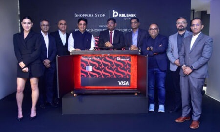 शॉपिंग अब और भी स्टाइलिश! सारा अली खान ने लॉन्च किए शॉपर्स स्टॉप के नए क्रेडिट कार्ड Shopping just got even more stylish! Sara Ali Khan launches Shoppers Stop's new credit cards.