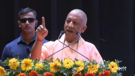 सीएम योगी का विपक्ष पर करारा हमला‘ कहा : पहले यूपी में विकास नहीं, दंगे होते थे’ CM Yogi launches a scathing attack on the opposition, saying, "Earlier, there was no development in UP; instead, riots used to take place."