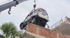A Scorpio on the roof! Thieves were stunned and the whole country had a laugh at this *jugaad* (ingenious hack) by a man from Gopalganj, Bihar.