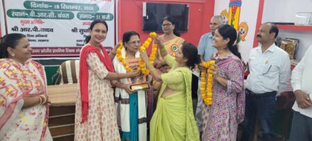 सेवानिवृत्त शिक्षकों के सम्मान में सरोजिनी नगर में भव्य समारोह, 12 गुरुजनों को मिला विशेष आदर Grand ceremony in Sarojini Nagar in honor of retired teachers; 12 educators receive special recognition.