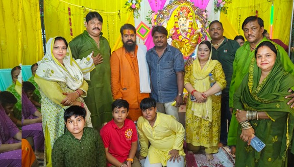 ढोल-नगाड़ों के बीच निकली गणपति विसर्जन शोभायात्रा, उमड़े श्रद्धालु Lucknow Ganesh Visarjan