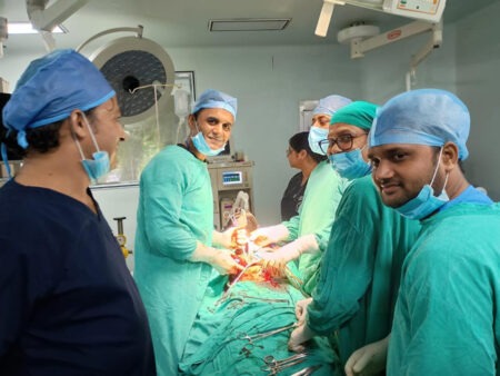 सिविल अस्पताल के डॉक्टरों का कमाल: पेट से निकाला 26 सेमी लंबा और 450 ग्राम वजनी पित्ताशय Remarkable feat by Civil Hospital doctors: 26 cm long, 450-gram gallbladder removed from abdomen.