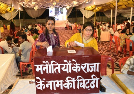 बप्पा के दरबार में बही भजनों की सुरधार, ‘मनौतियों के राजा’ से चिट्ठी लिखकर मन्नत मांग रहे भक्त A melodious stream of devotional songs flows in Bappa's court; devotees are writing letters to the 'King of Wishes' to seek blessings.