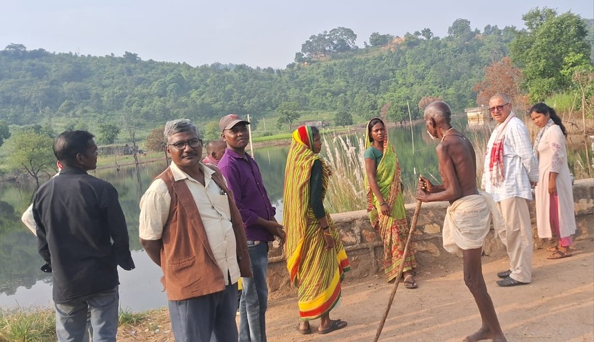 सोनभद्र: रिहंद डैम में धड़ल्ले से बहाई जा रही अनपरा थर्मल प्लांट की राख, NGT के आदेशों का हो रहा खुला उल्लंघन Sonbhadra: Ash from the Anpara Thermal Plant is being brazenly discharged into the Rihand Dam, in blatant violation of NGT orders.