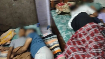 नोएडा में एक ही परिवार के पांच लोगों की मौत से सनसनी, भूख और आर्थिक तंगी की चर्चा ने उठाए सवाल Deaths of five members of the same family in Noida spark a sensation; talk of hunger and financial distress raises questions.