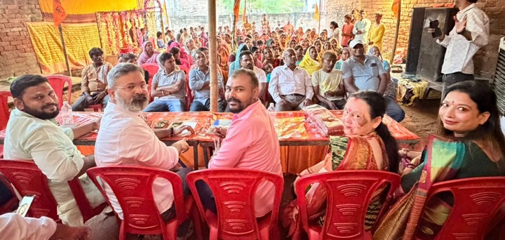 Residents of the dilapidated Badalikheda took to the streets.