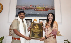 Two RPF Sub-Inspectors honoured for saving the lives of a mother and child on the platform.
