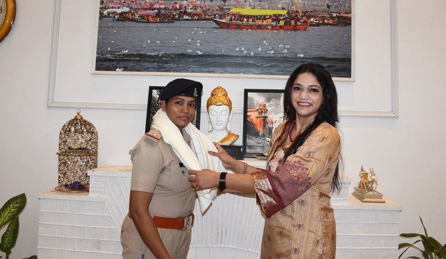 Two RPF Sub-Inspectors honoured for saving the lives of a mother and child on the platform.