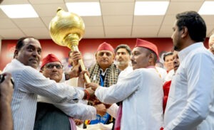 अखिलेश यादव की प्रेस कॉन्फ्रेंस, बसपा-भाजपा नेताओं के पार्टी में शामिल होने पर बोले- ‘पूरब और पश्चिम हिल गया है’ Akhilesh Yadav's press conference, on BSP-BJP leaders joining the party, said - 'East and West have been shaken'